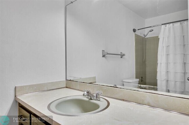 Building Photo - 447 Sunshine Dr