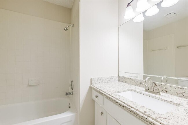 Building Photo - 3004 Beecave Dr