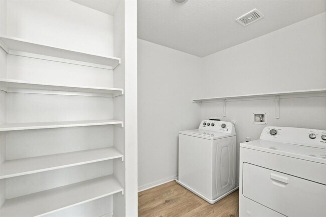 Building Photo - 433 Brody Ln