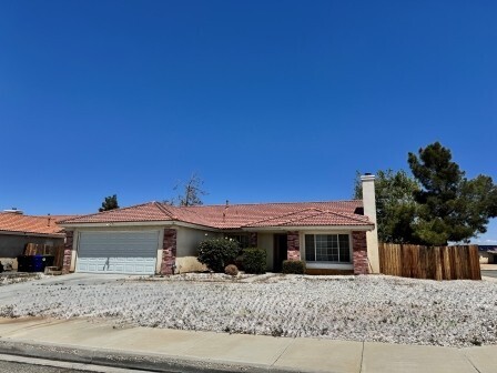 Primary Photo - Nice Home in convenient location near ever...