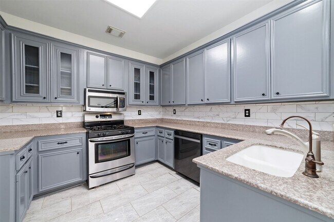 Building Photo - 1408 S Friendswood Dr