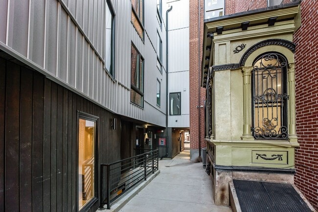 Building Photo - Fairmount/Brewery town gorgeous luxury apartment home, oversized rooms