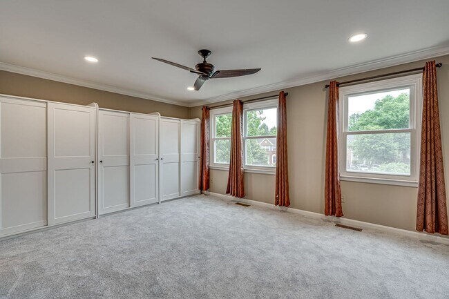 Building Photo - Fantastic townhome in Alexandria