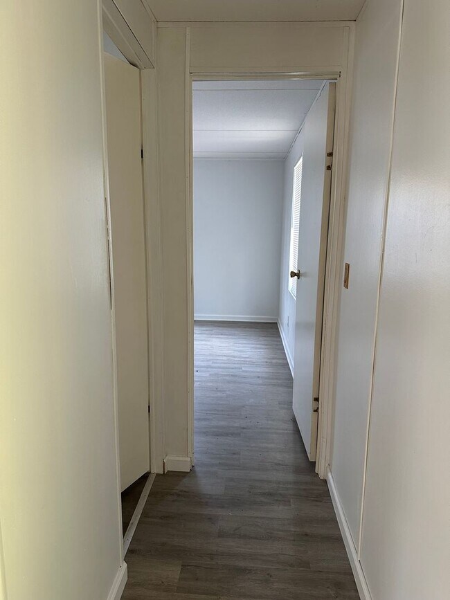 Building Photo - FOR RENT