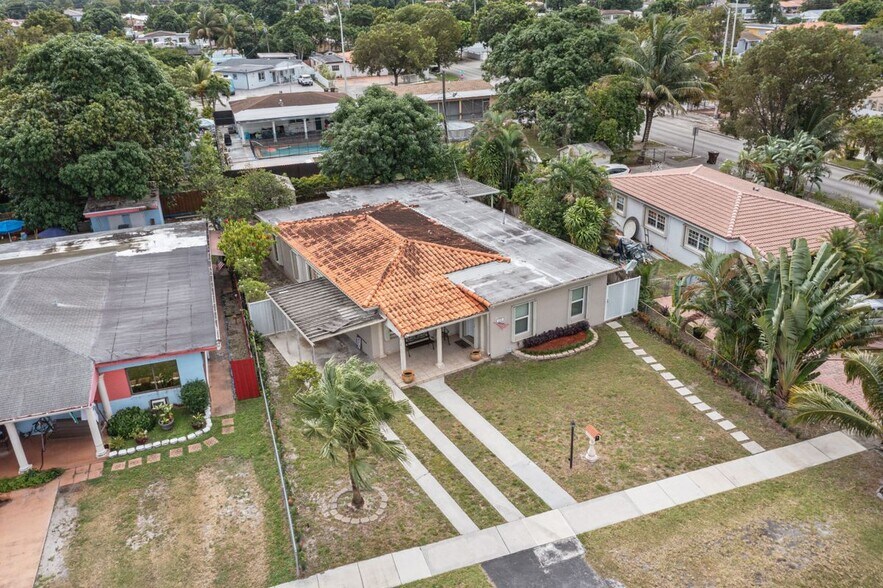 Building Photo - 210 E 61st St