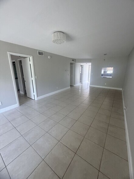 Building Photo - 130-136-136 Cape Coral Pkwy W