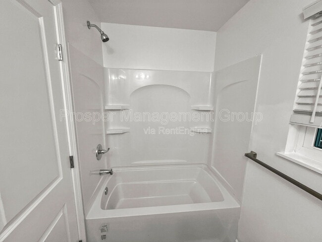 Building Photo - 415 Parkdale Dr