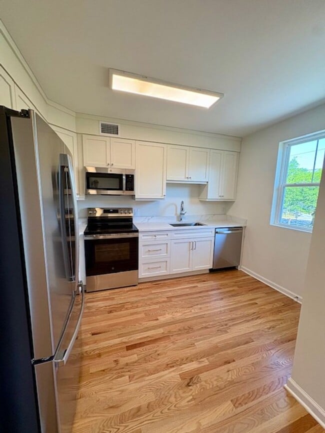 Building Photo - Newly Renovated Three Bedrooms Condo in South Windermere
