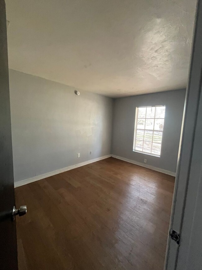 Building Photo - Spacious 2-bedroom 1 bathroom Move in ready!