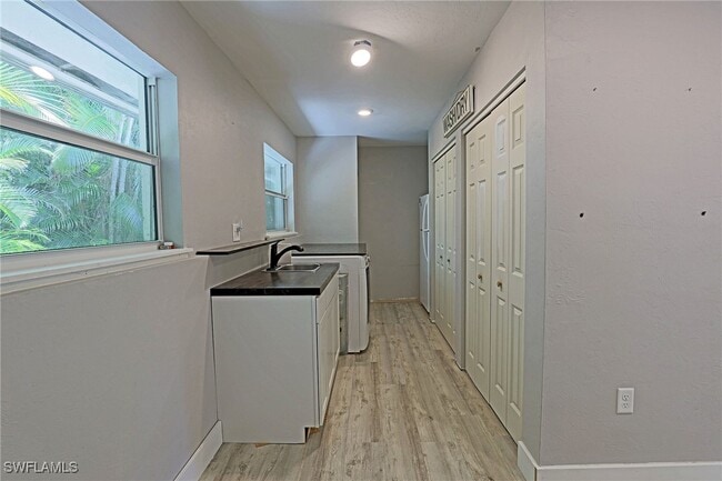 Building Photo - 1352 Shadow Ln