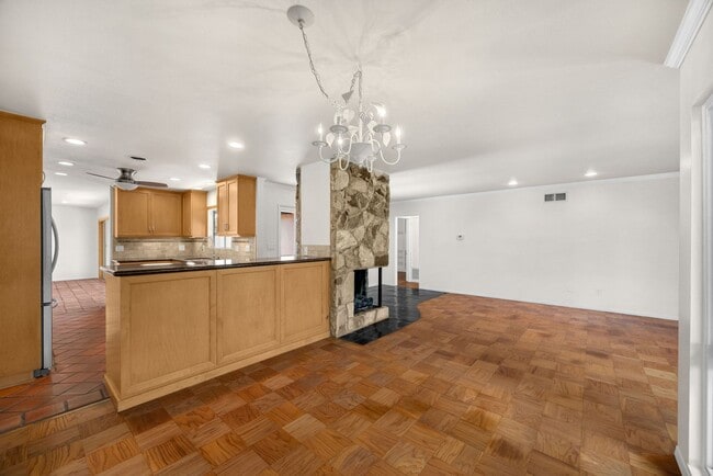 Building Photo - Adorable 3 Bed / 2 Bath Home w/ Detached 2 Car Garage