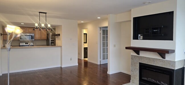 Building Photo - 7 Lake Bellevue Dr