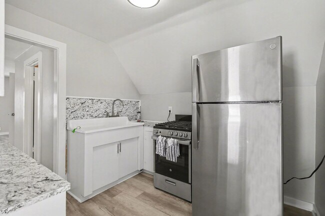 Building Photo - Fully Renovated 1 Bedroom in Historic Sloan Neighborhood $1099