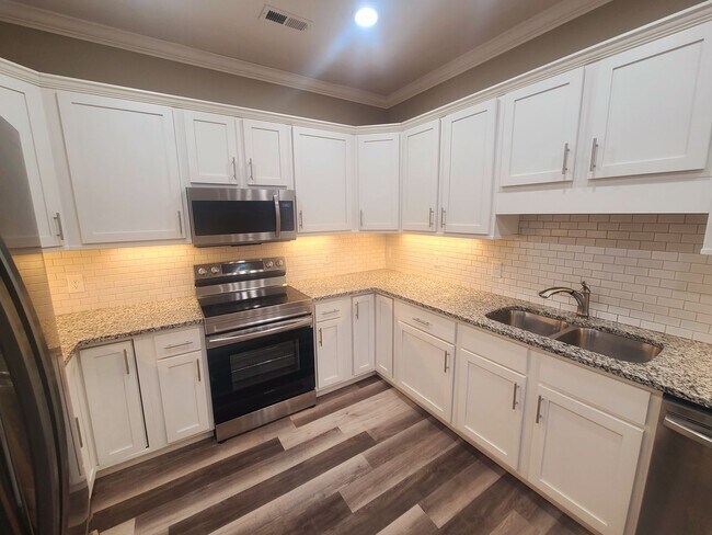 Building Photo - The Blandville - 2 bedroom- 2 bath