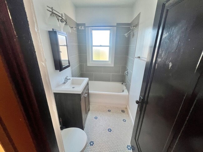 Building Photo - 3021 W 58th St