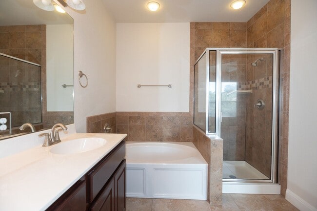 Building Photo - Spacious, Two Story, South Austin Condo!