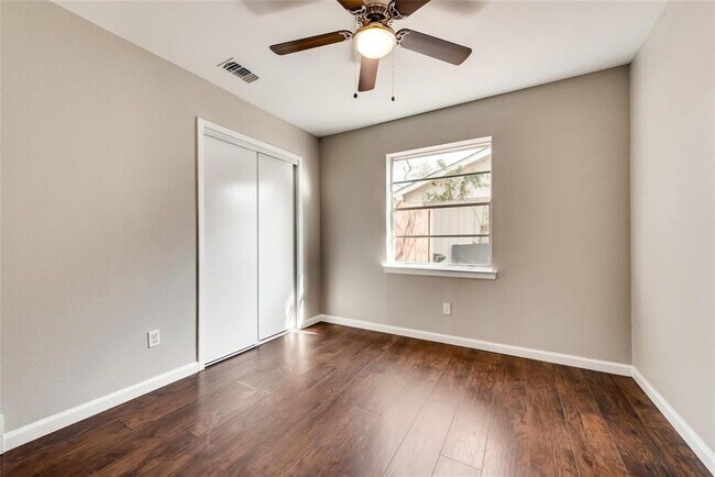 Building Photo - 4221 Fernwood Dr