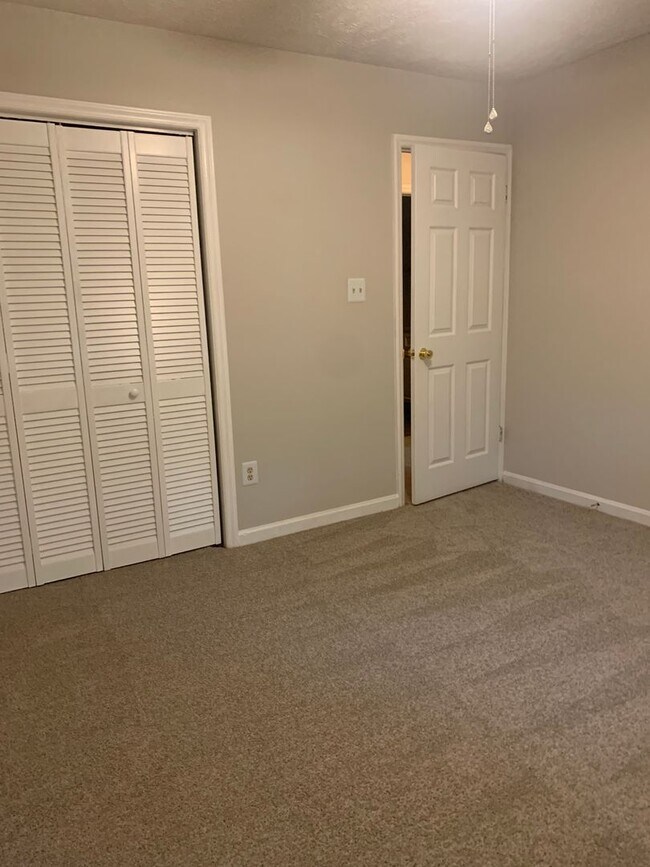Building Photo - For Rent - Quiet neighborhood but close to everything!!