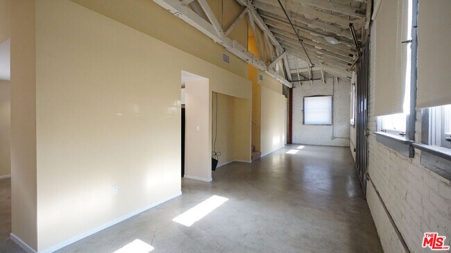 Building Photo - 922 W 23rd St