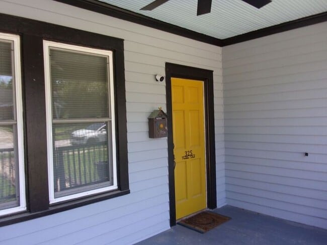 Building Photo - 4 Bedroom 2 Bath Home Blocks to Downtown R...