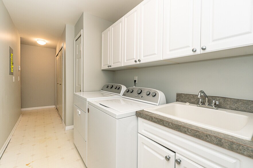 Building Photo - 5681 Pine Aires Dr