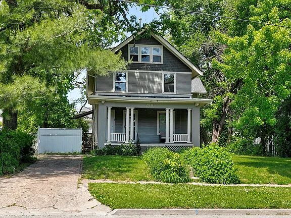 Building Photo - "Charming 2-Bedroom Gem with Ample Space on Cottage Grove Avenue!"