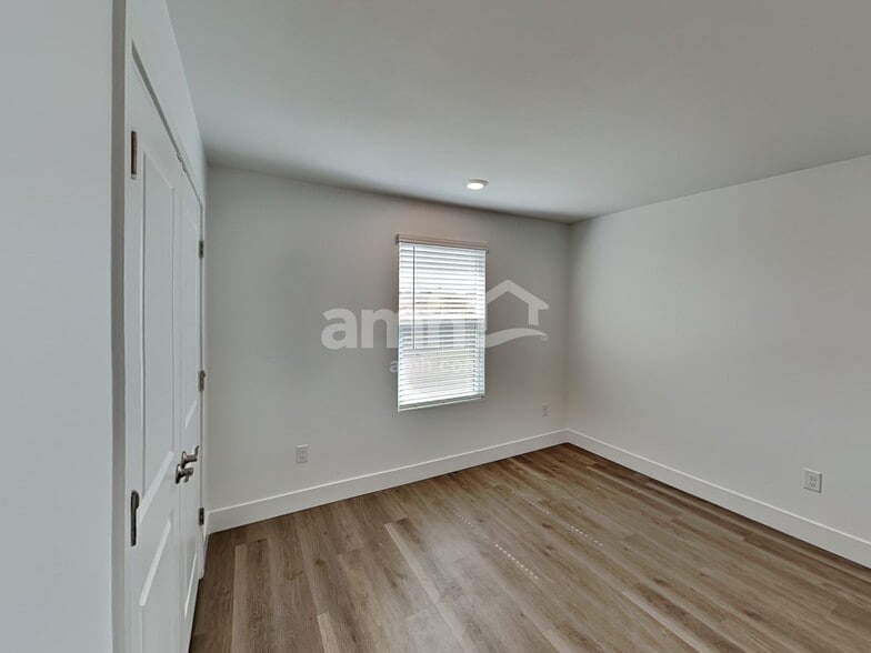 Building Photo - 9660 Harkes Dr