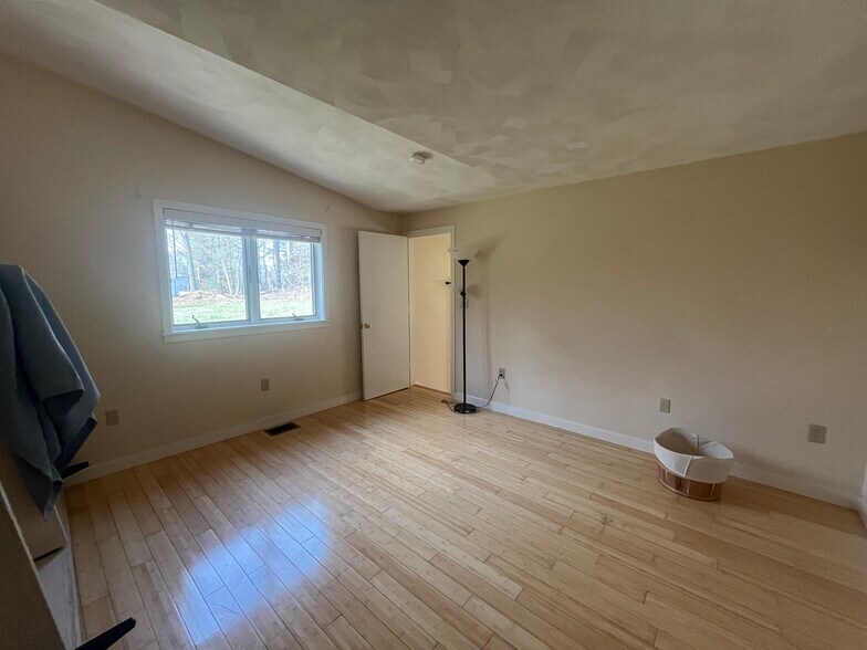 Building Photo - 3A Robinson Dr