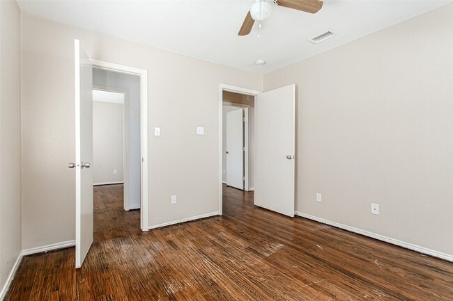 Building Photo - 10818 Sharondale Ln