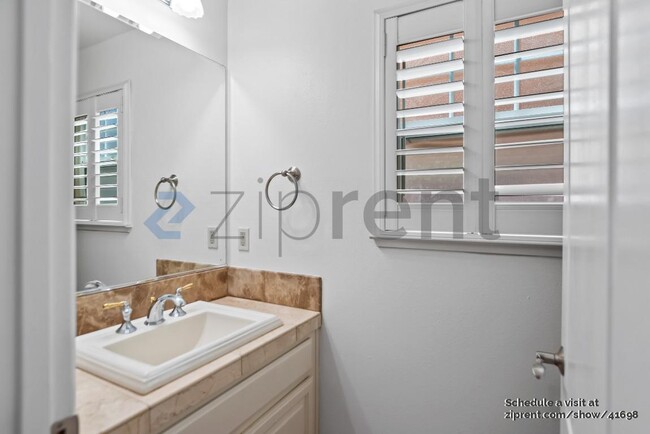Building Photo - 742 Creekside Ct
