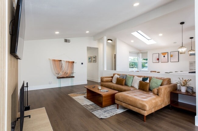 Building Photo - Contemporary Birdland Residence