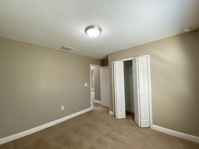 Building Photo - Desirable SW Ocala Neighborhood 3/2/2 **WON"T LAST**