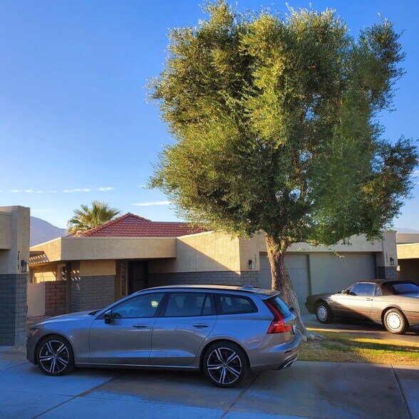 Building Photo - 2831 Sunflower Loop S