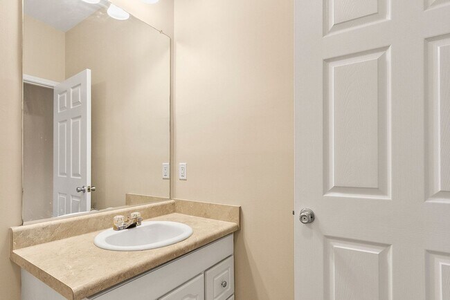 Building Photo - Capstone Quarters 1 Bed 1 Bath Condo! Available Fall 2026!