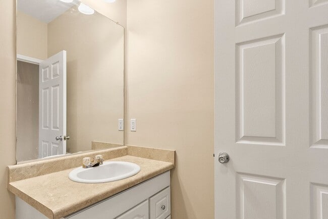 Building Photo - Nice 1 Bed 1 Bath at Capstone Quarters! Available Fall 2026!