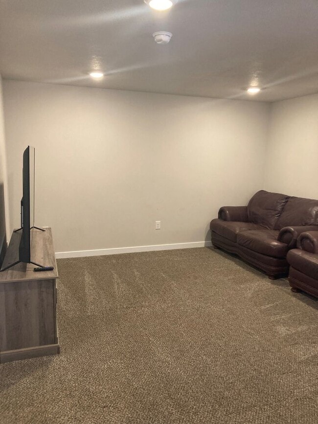 Building Photo - Newer Santaquin Townhome