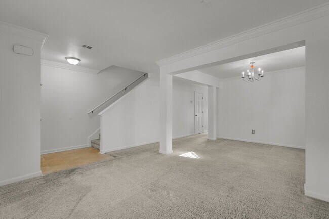 Building Photo - 3 Bedroom 2.5 bath home with 2 car garage located in Shadow Moss