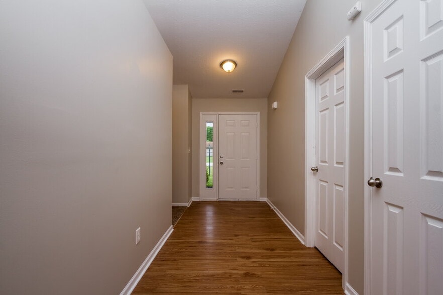 Building Photo - 12044 Pepperwood Dr