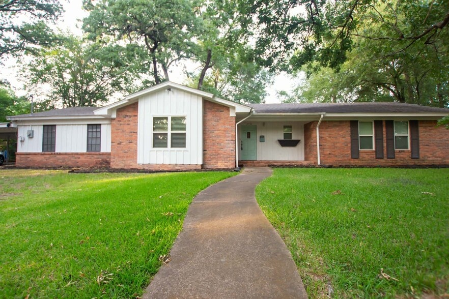 Building Photo - 2110 Inwood Cir