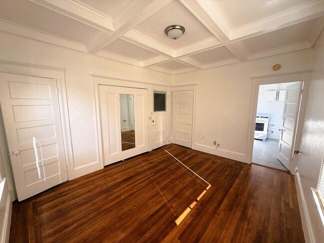 Building Photo - 464 41st St