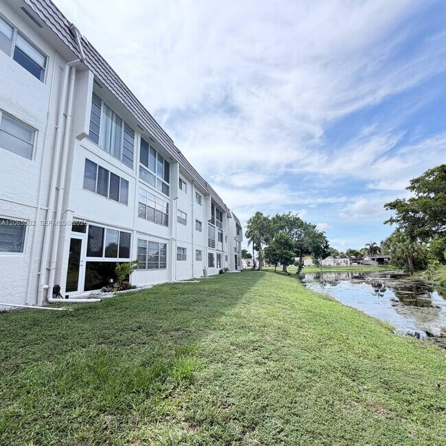 Building Photo - 8305 Sunrise Lakes Blvd