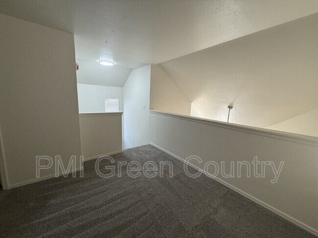 Building Photo - 6639 S Victor Ave