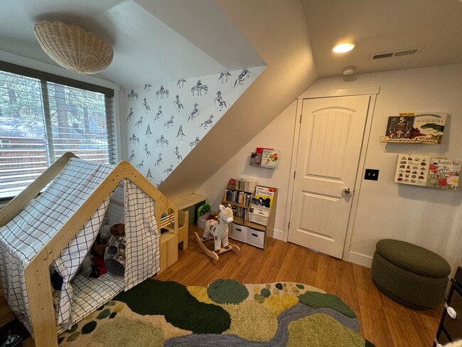 Building Photo - 270 Spruce Ln