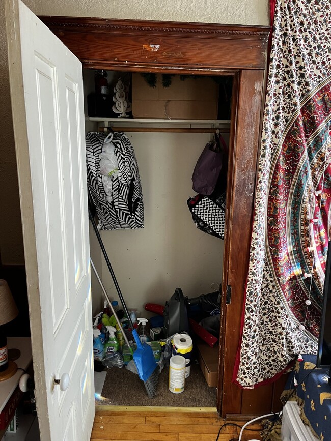 Building Photo - Nice 4 Bed 1 Bath close to UWEC and Water St! Available June 1st