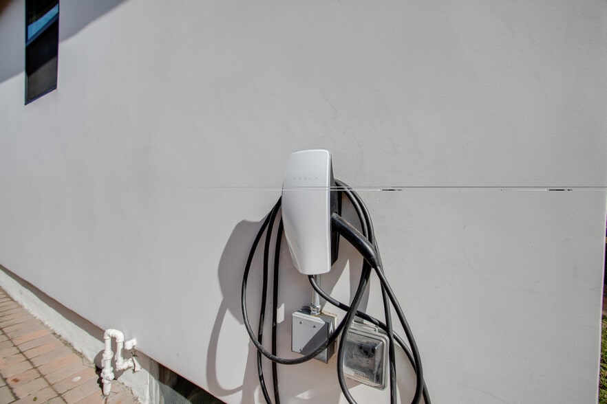 Building Photo - 517 Davis Ave