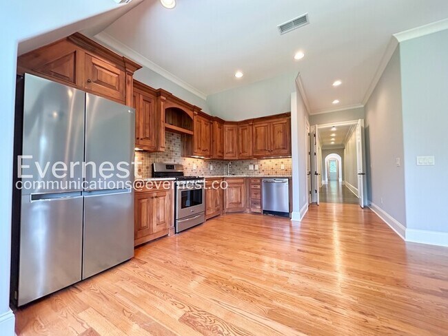 Building Photo - Spacious 7 Bed/8 Bath Home with Garage / Pet-Friendly / Available Now!