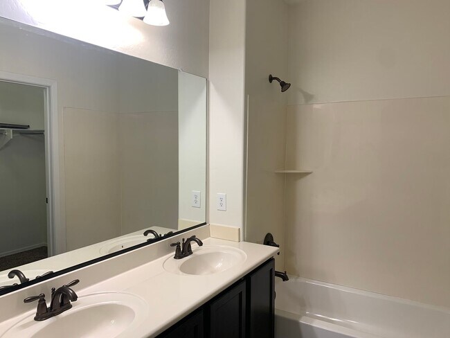 Building Photo - Beautiful 3 bedroom 2 bath condo in Power ...