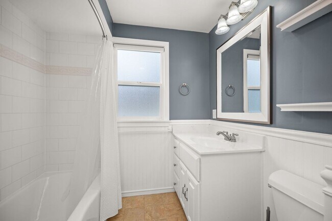 Building Photo - 3312 E 36th Ave