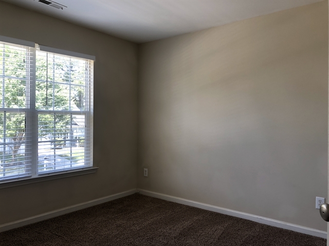 Building Photo - 612 Hanska Way