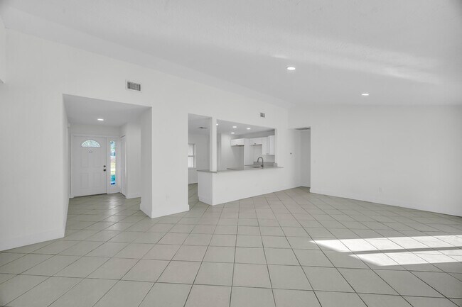 Building Photo - 2514 SE Alfonso Ave